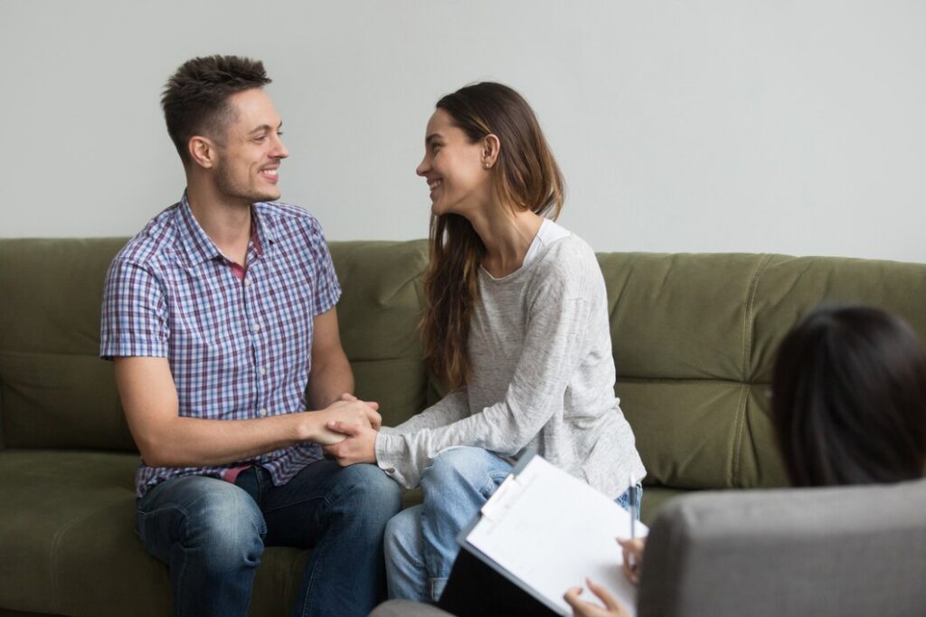 pareja joven reconciliada